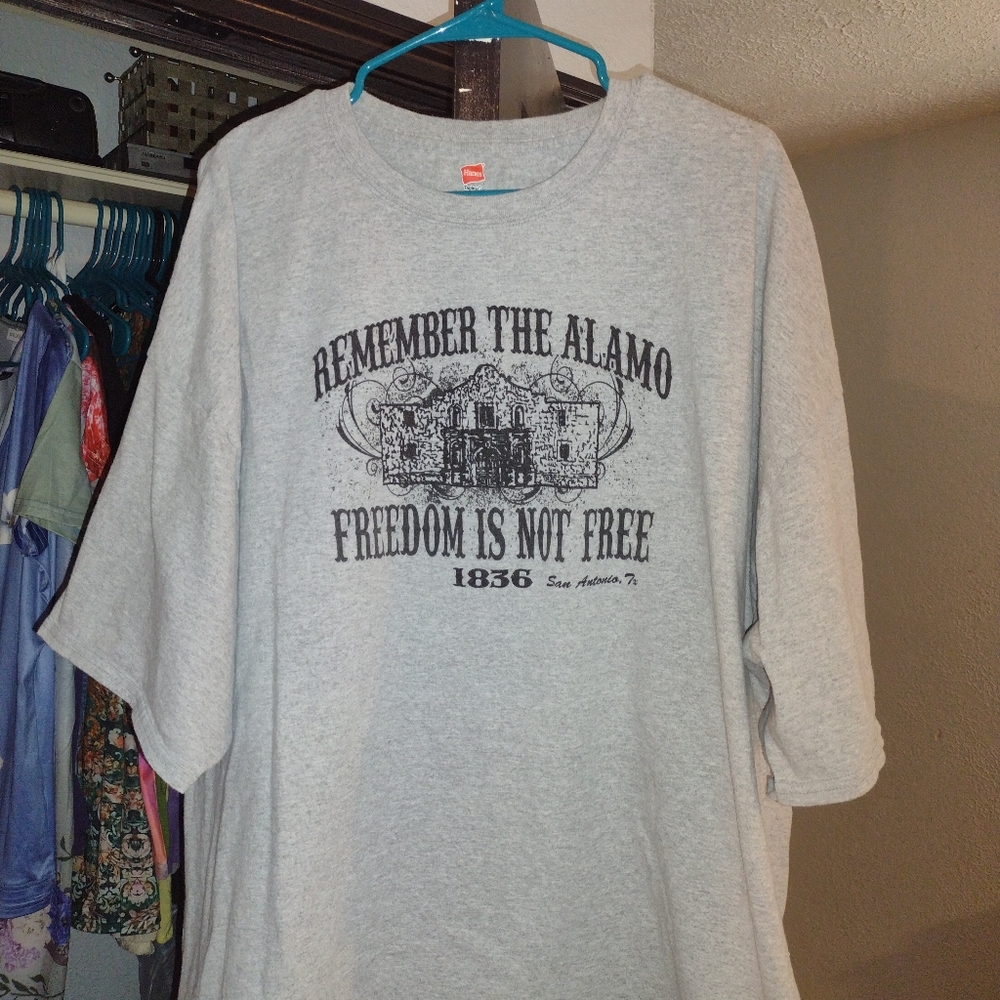 Like New Hanes Tagless Men's T-Shirt.